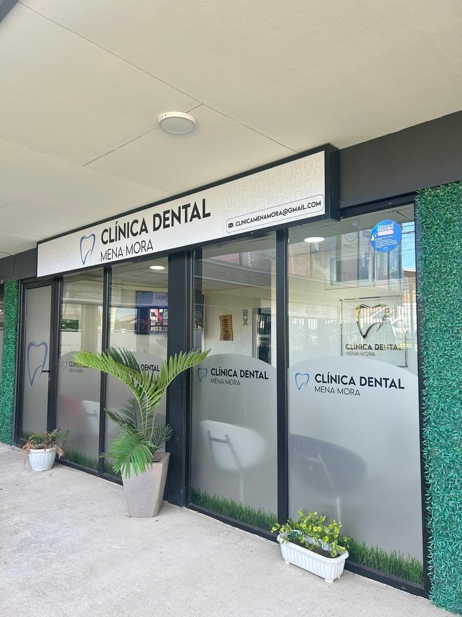 Entrada principal de Clínica Dental Mena Mora