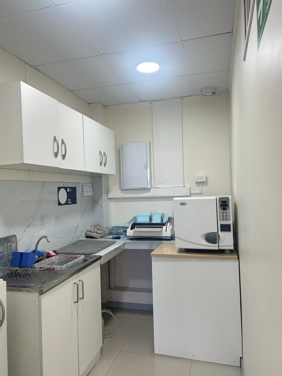 Sala de esterilización con protocolos de bioseguridad