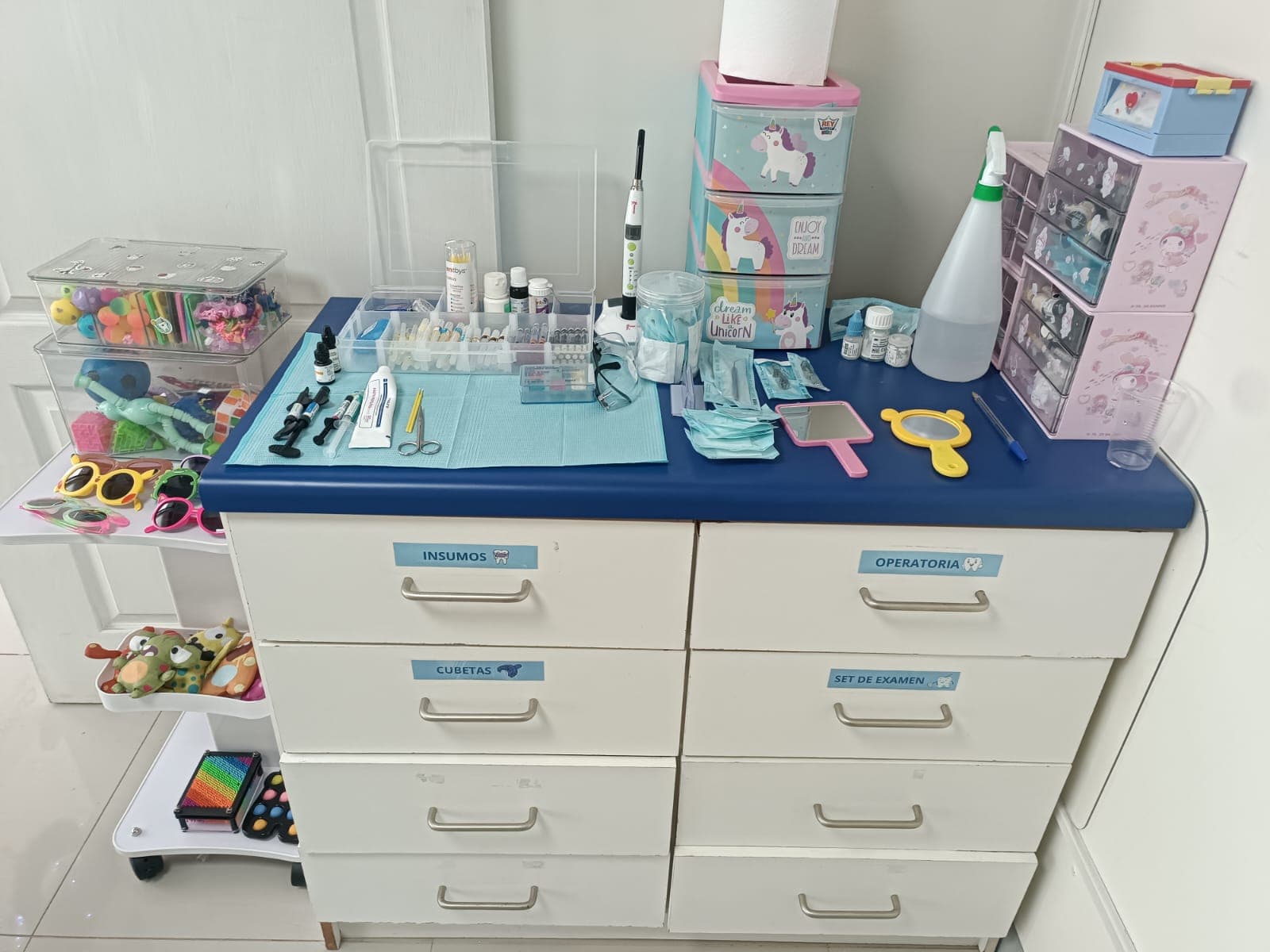 Área de odontopediatría con ambiente amigable para niños