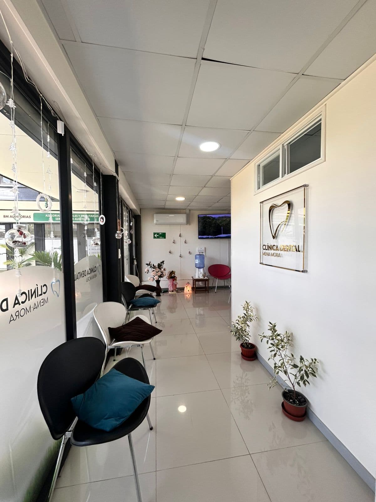 Sala de espera acogedora de Clínica Dental Mena Mora